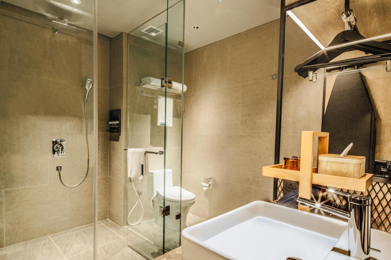 מלון פונקאק The Botanica Sanctuary מראה חיצוני תמונה A bathroom in a hotel