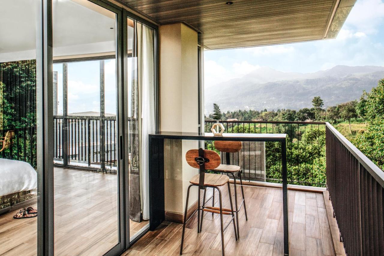 מלון פונקאק The Botanica Sanctuary מראה חיצוני תמונה A balcony