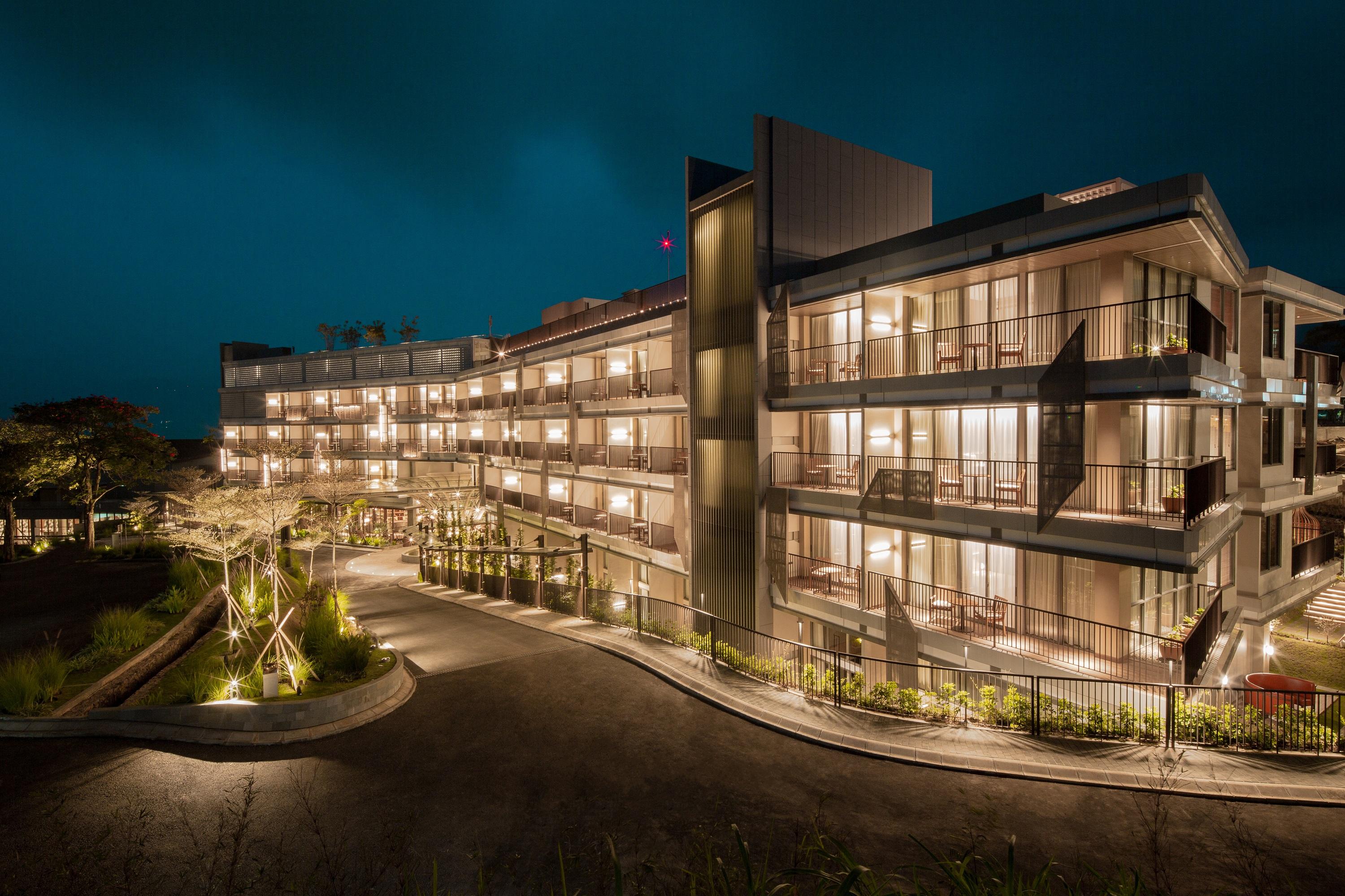 מלון פונקאק The Botanica Sanctuary מראה חיצוני תמונה The hotel at night