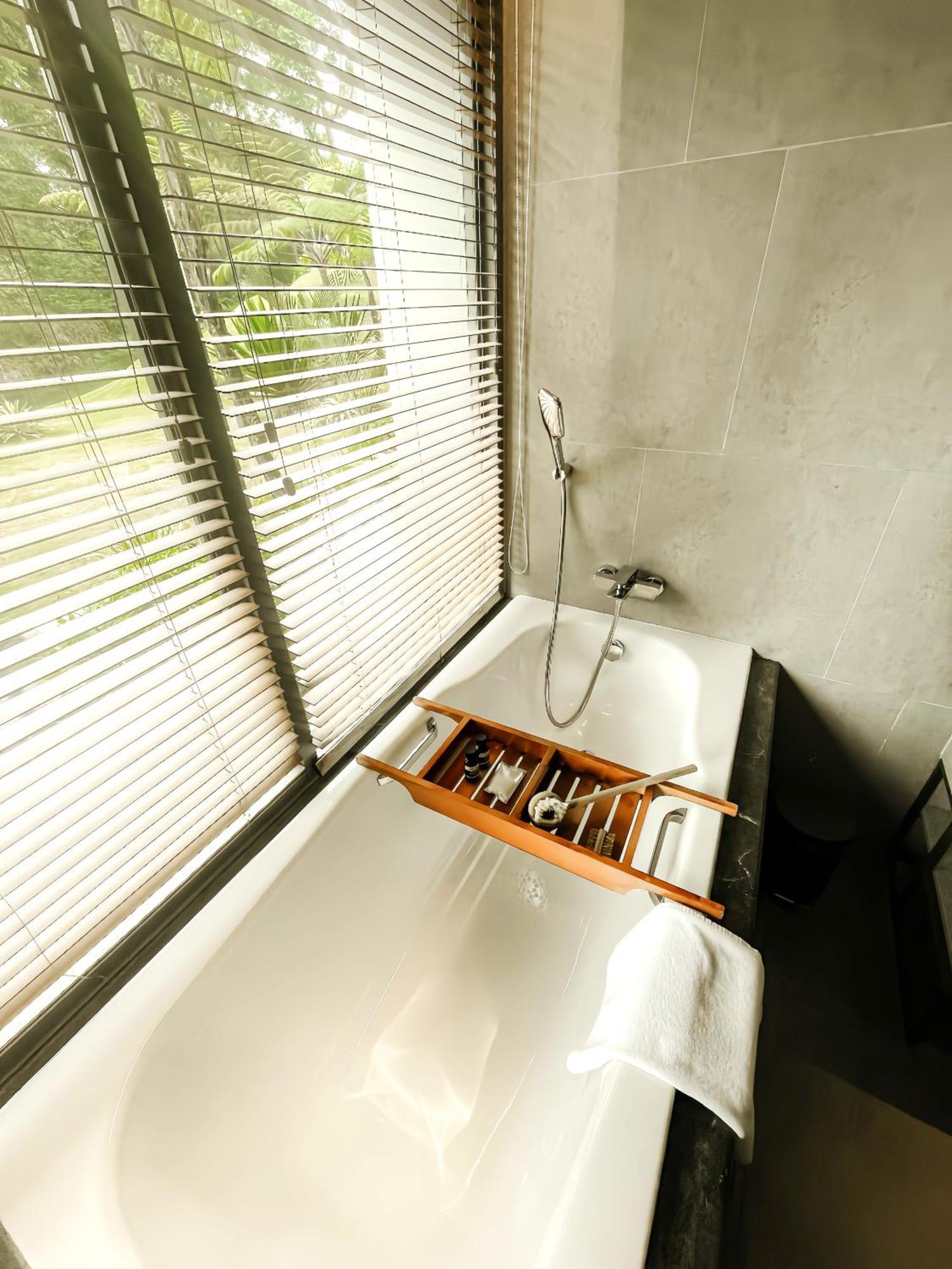 מלון פונקאק The Botanica Sanctuary חדר תמונה A bathtub with a shower
