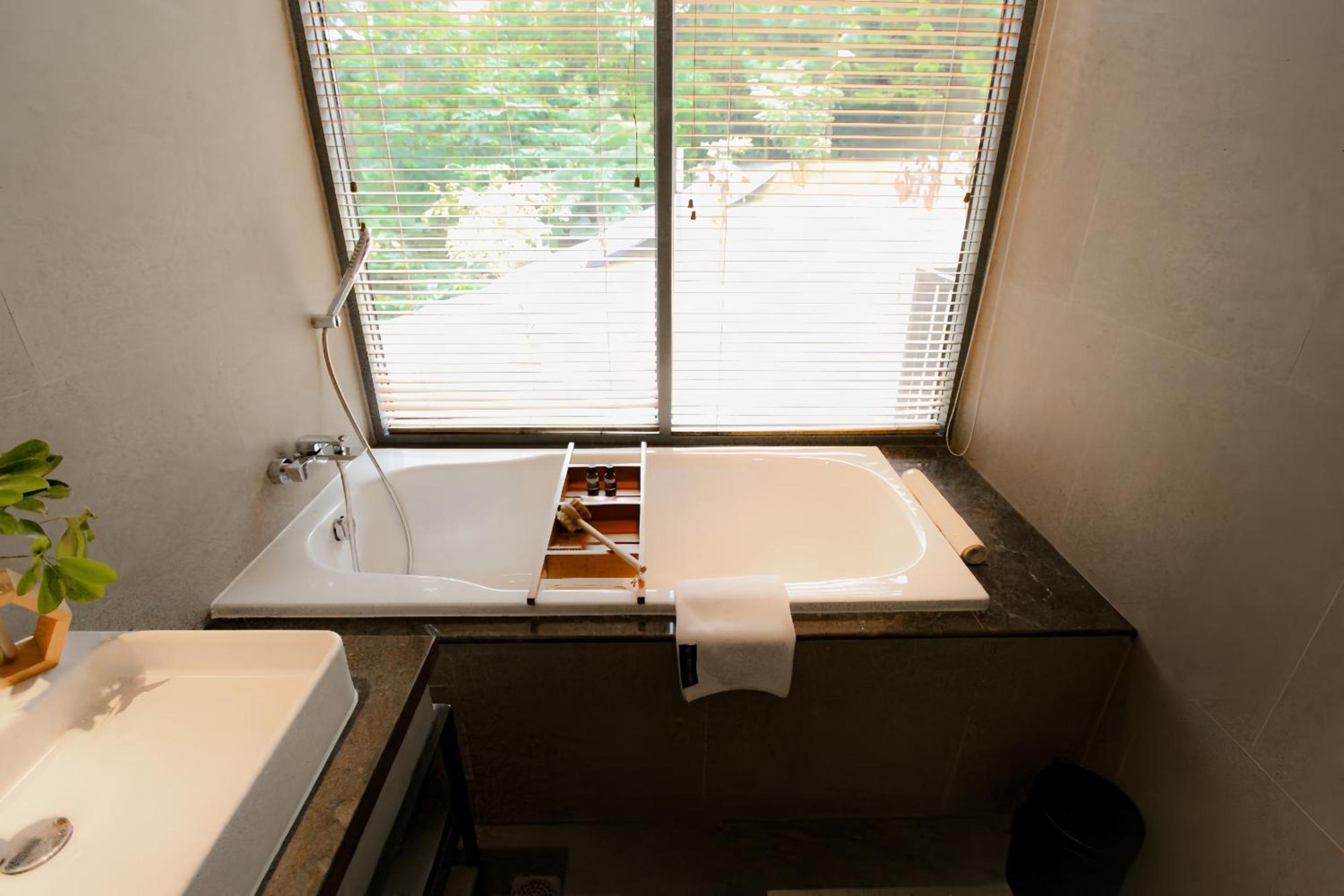 מלון פונקאק The Botanica Sanctuary חדר תמונה A bathtub