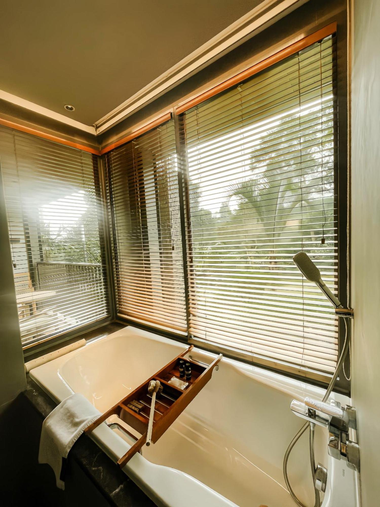 מלון פונקאק The Botanica Sanctuary חדר תמונה Venetian blinds
