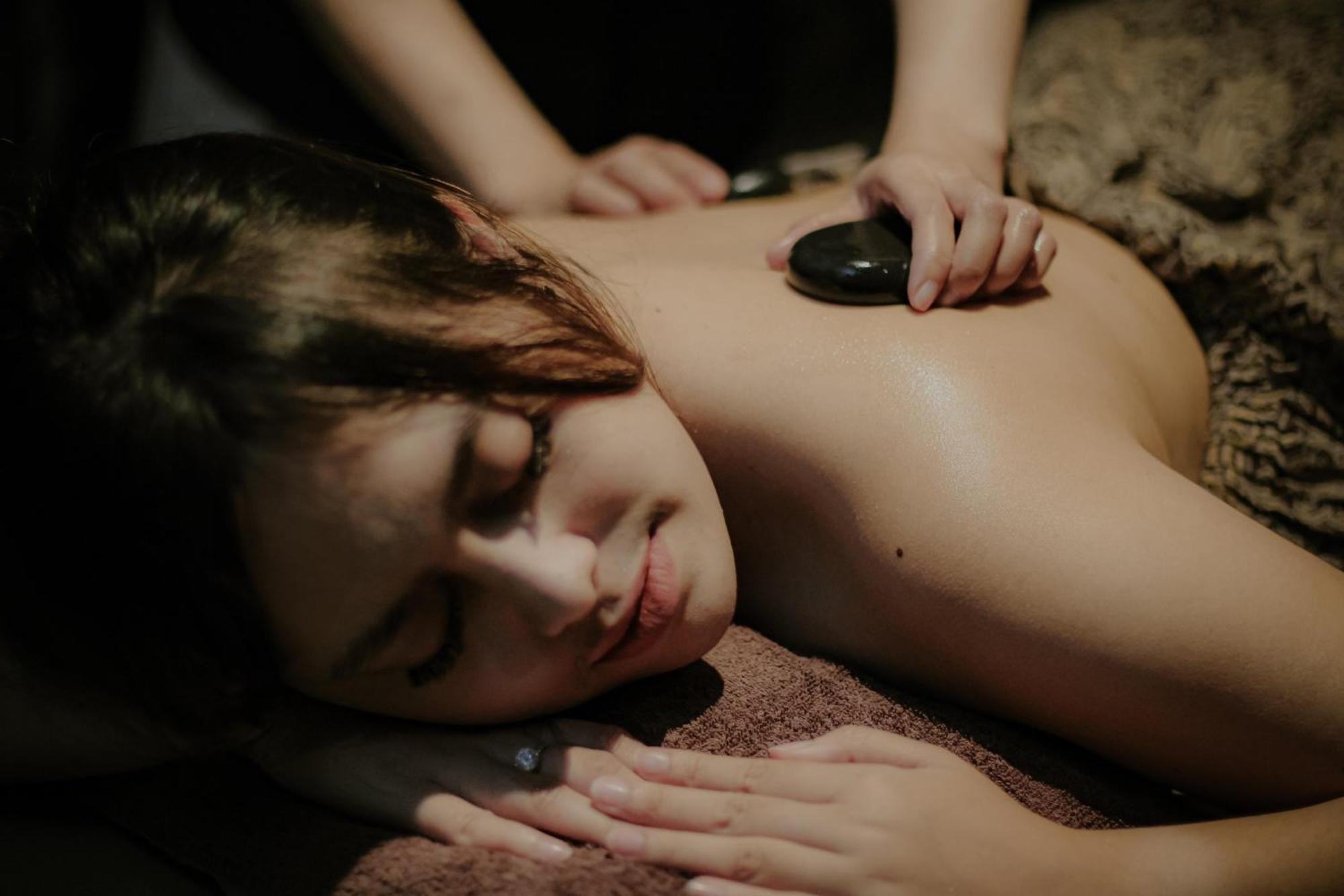 מלון פונקאק The Botanica Sanctuary מראה חיצוני תמונה Hot stone massage