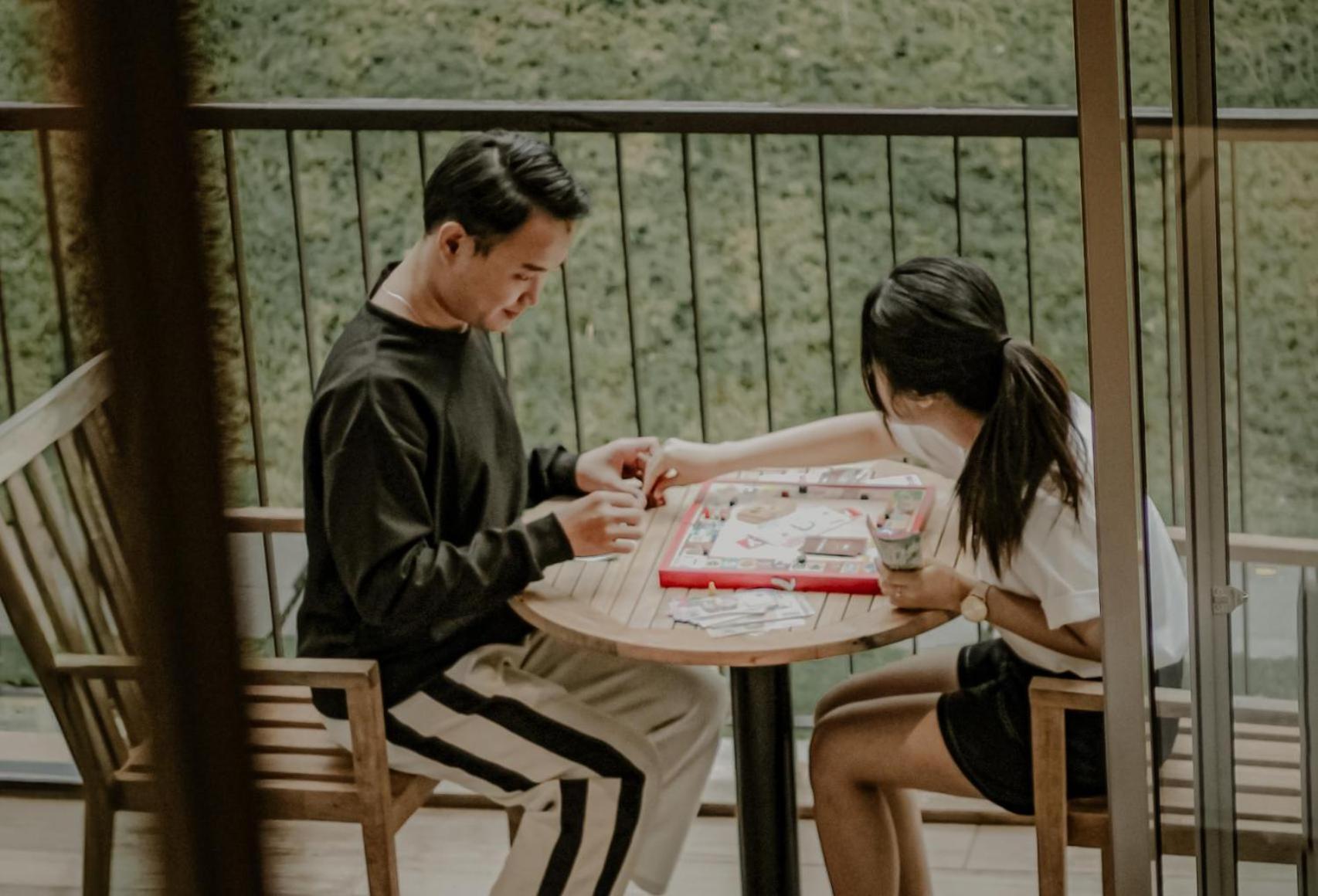 מלון פונקאק The Botanica Sanctuary מראה חיצוני תמונה Two people playing a game of Chinese chess