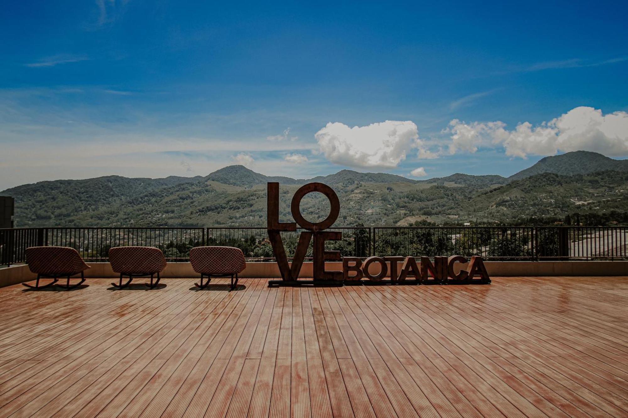 מלון פונקאק The Botanica Sanctuary מראה חיצוני תמונה View of the Sierra Madre from the 10th floor of the hotel