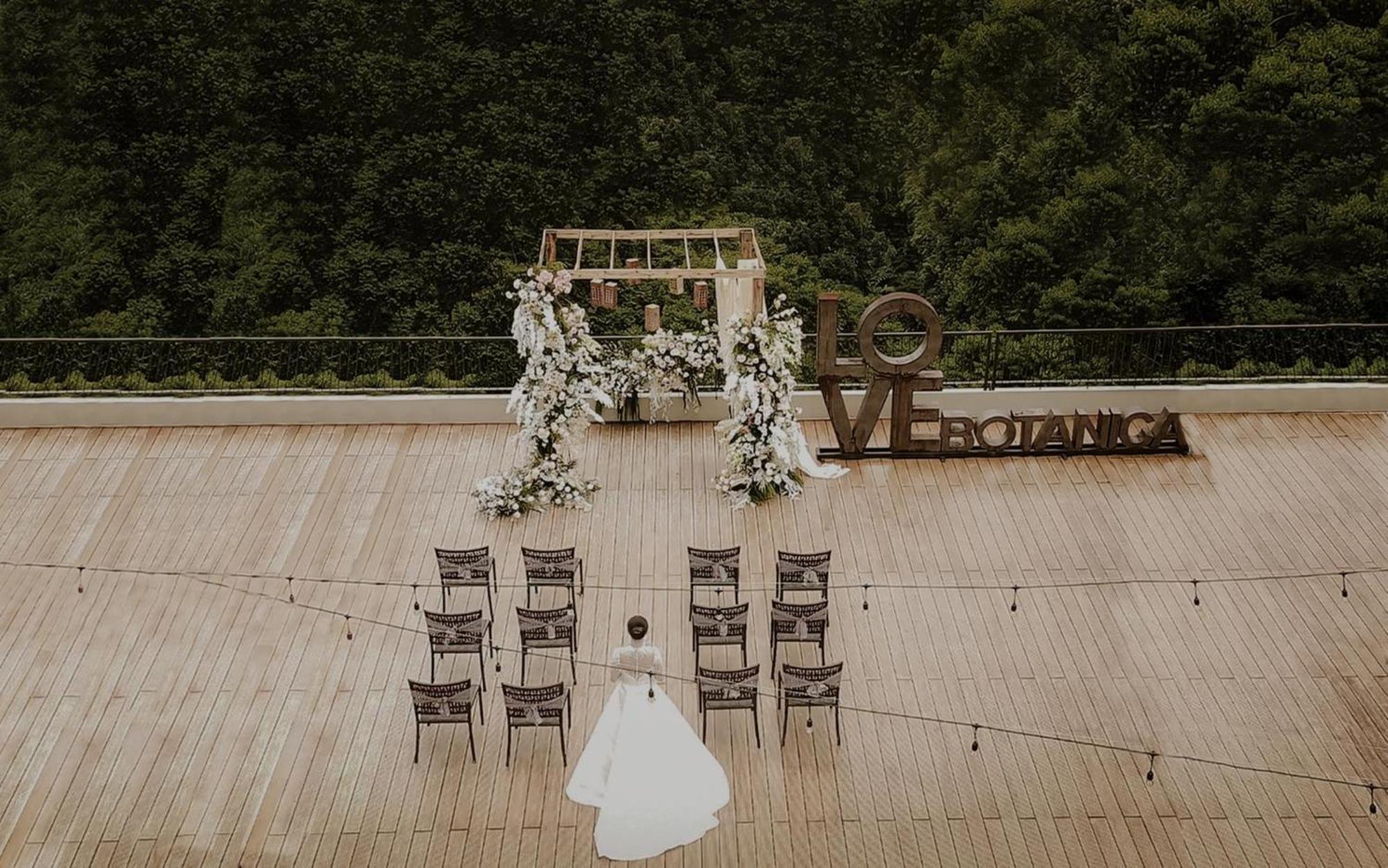 מלון פונקאק The Botanica Sanctuary מראה חיצוני תמונה Wedding ceremony at the top of the observation tower
